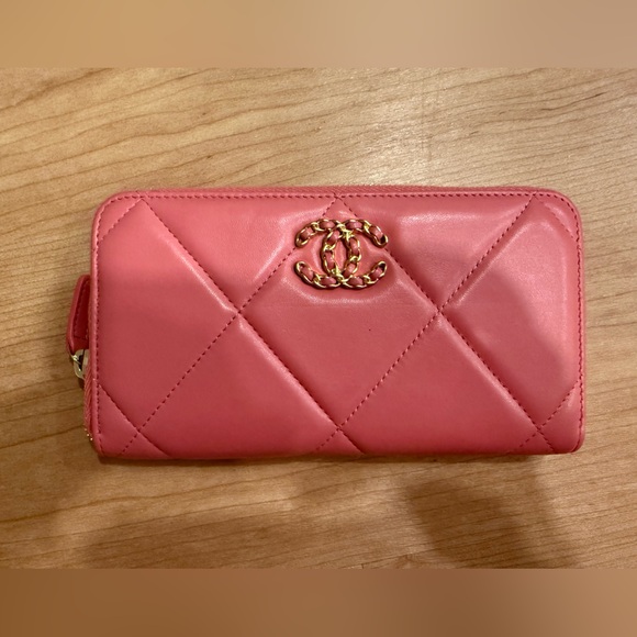 CHANEL 19 Pink Quilted Zip Around Wallet with Gold Logo- authentic! Like new! - Picture 3 of 11